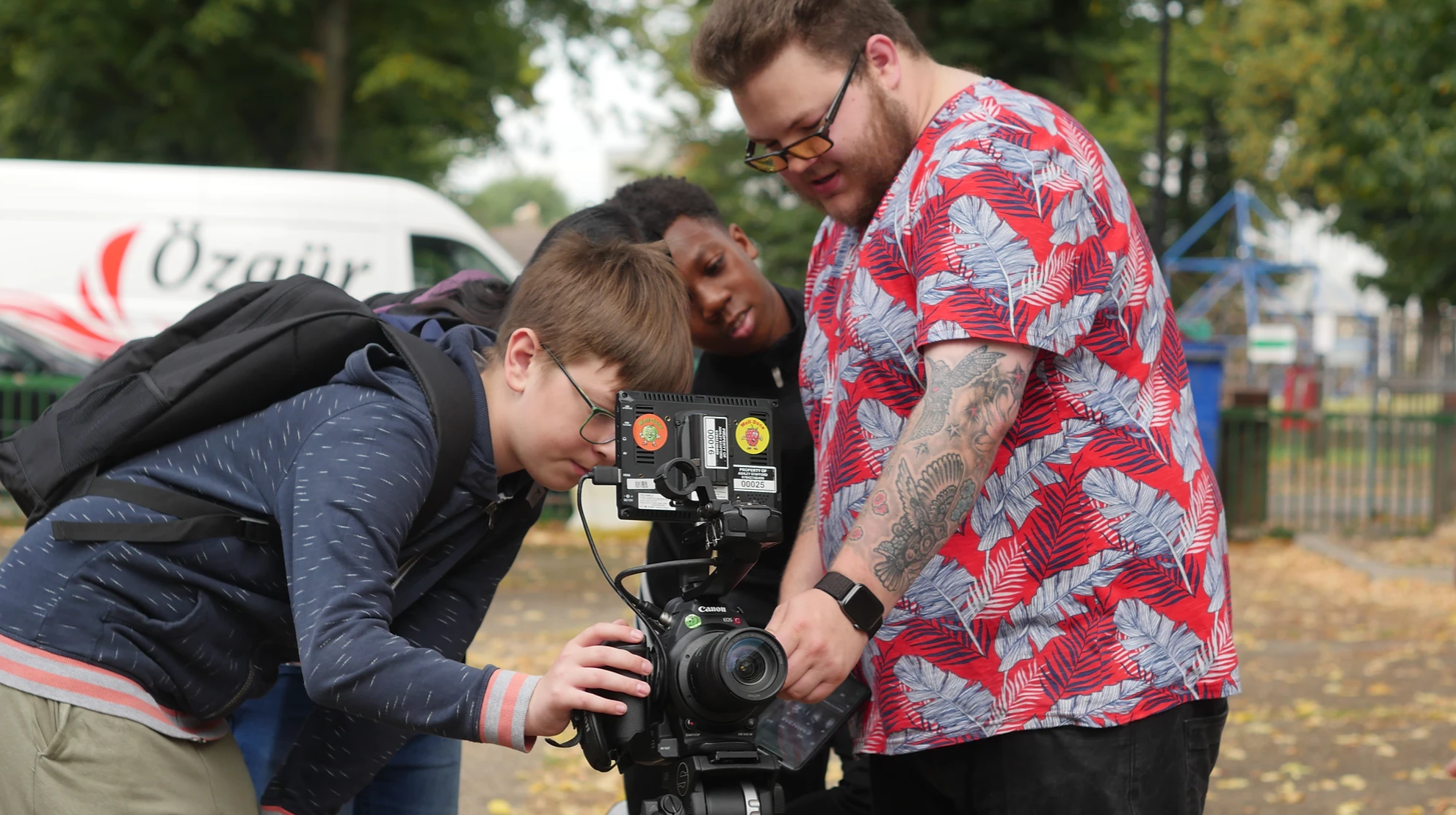 Offshoot workshop facilitator supporting young people